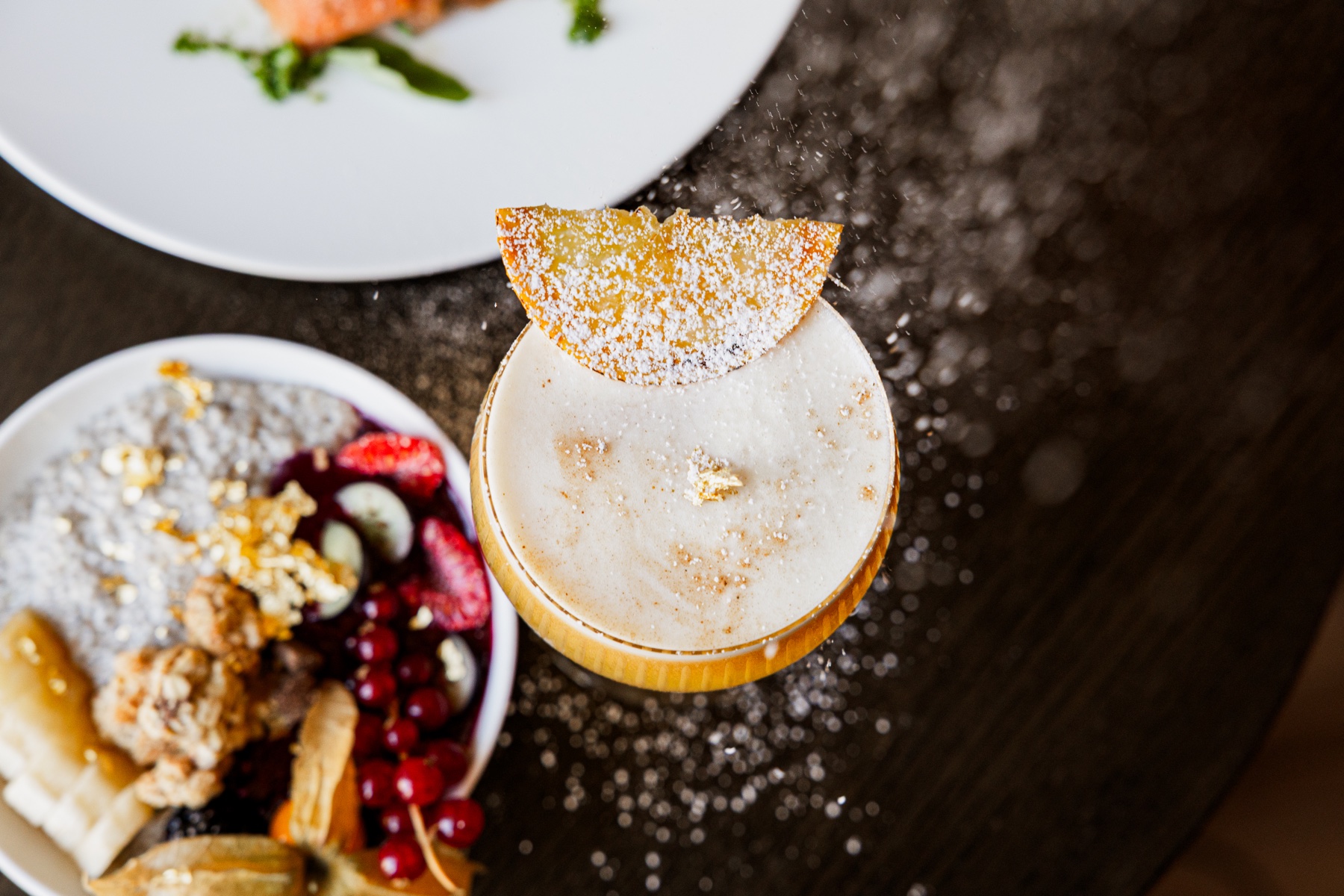Festliches Dessert und Getränk für den Weihnachtsbrunch